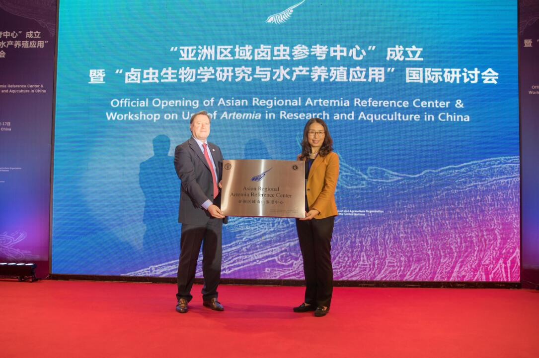 联合国粮农组织渔业局水产养殖处处长Halwart博士向中心主任隋丽英教授授牌